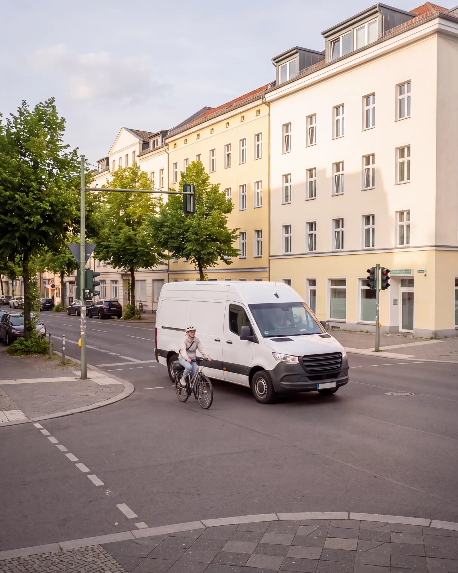 Transporter in einer europäischen Stadt aus der Vogelperspektive